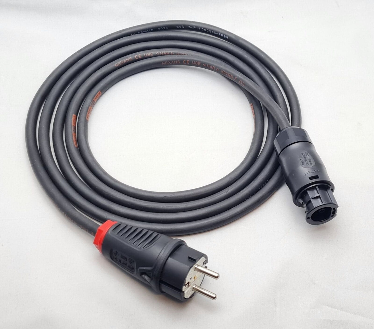 Anschlusskabel mit Schutzkontakt Steckverbinder und Betterie Buchse